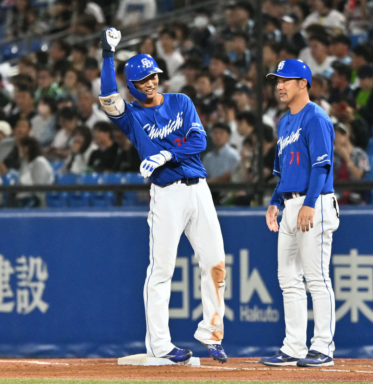 ヤクルト対中日　5回表中日無死、森駿（左）はプロ初安打を放ちガッツポーズする（撮影・滝沢徹郎）
