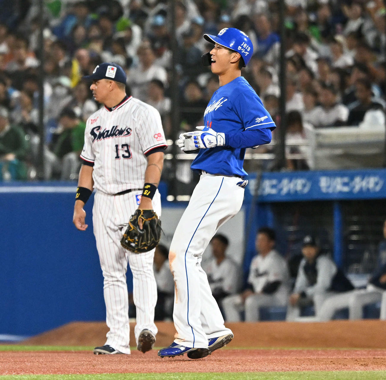 ヤクルト対中日　5回表中日無死、森駿はプロ初安打を放ち笑顔を見せる。一塁手オスナ（撮影・滝沢徹郎）
