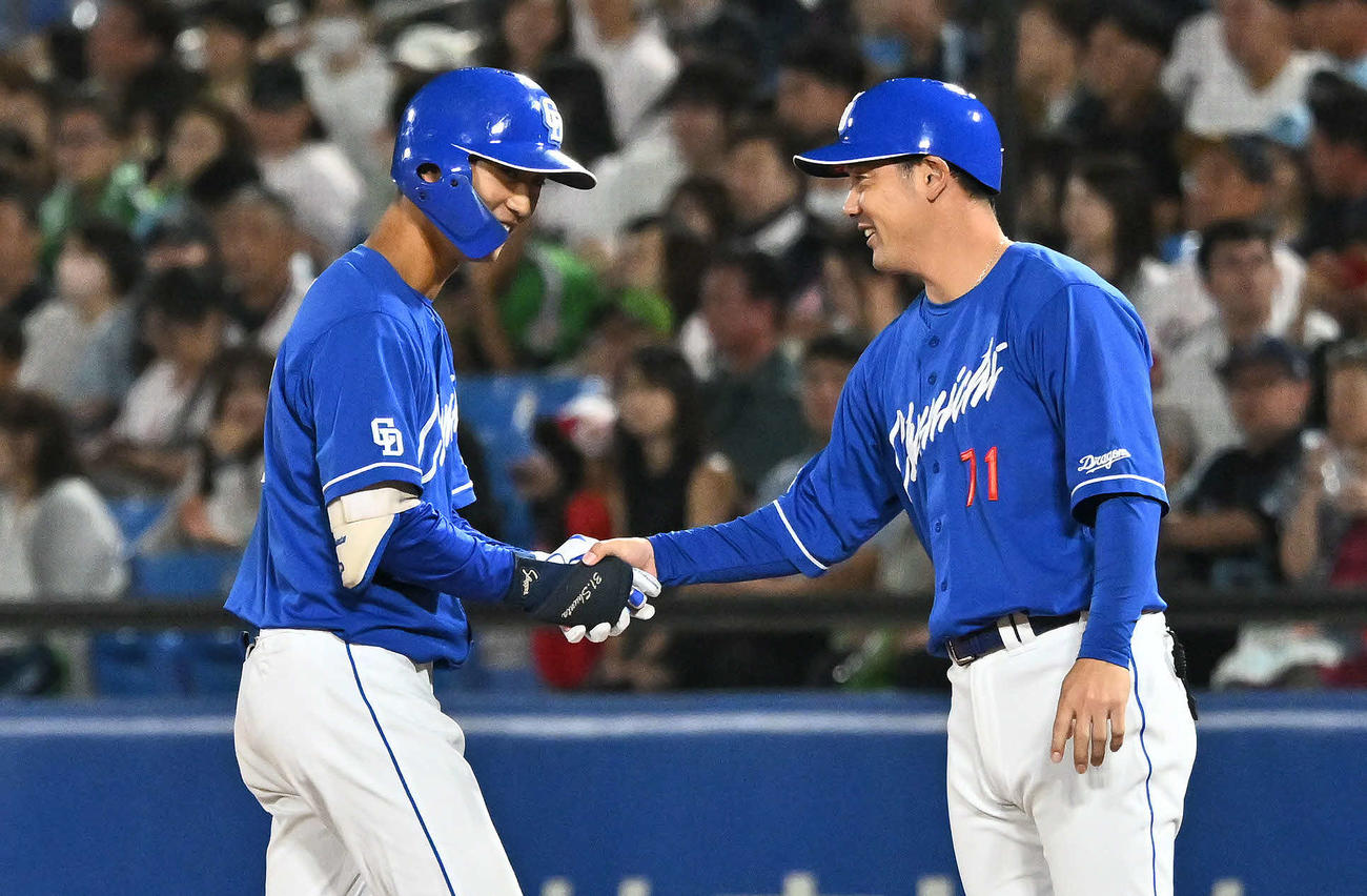 ヤクルト対中日　5回表中日無死、森駿（左）はプロ初安打を放ち堂上コーチと握手を交わす（撮影・滝沢徹郎）