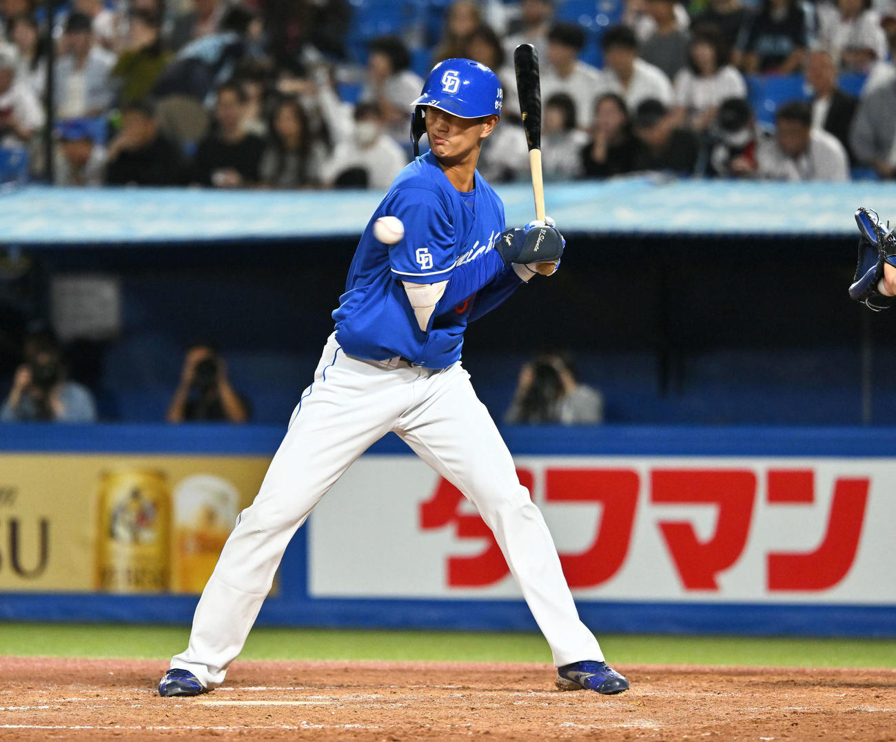 ヤクルト対中日　3回表中日無死、死球を受ける森駿（撮影・滝沢徹郎）