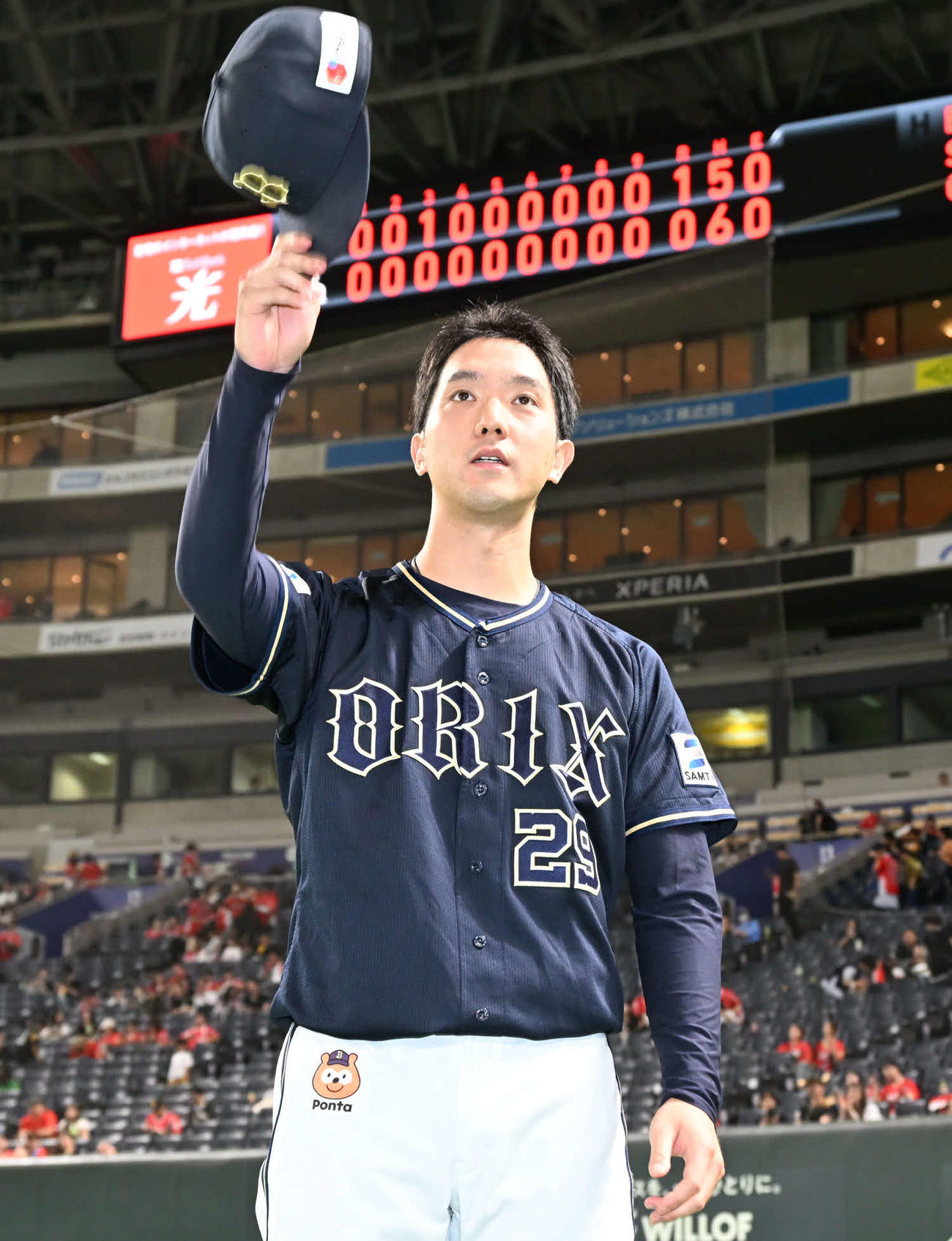 ソフトバンク対オリックス　ファンの声援に応じる田嶋（撮影・林敢治）