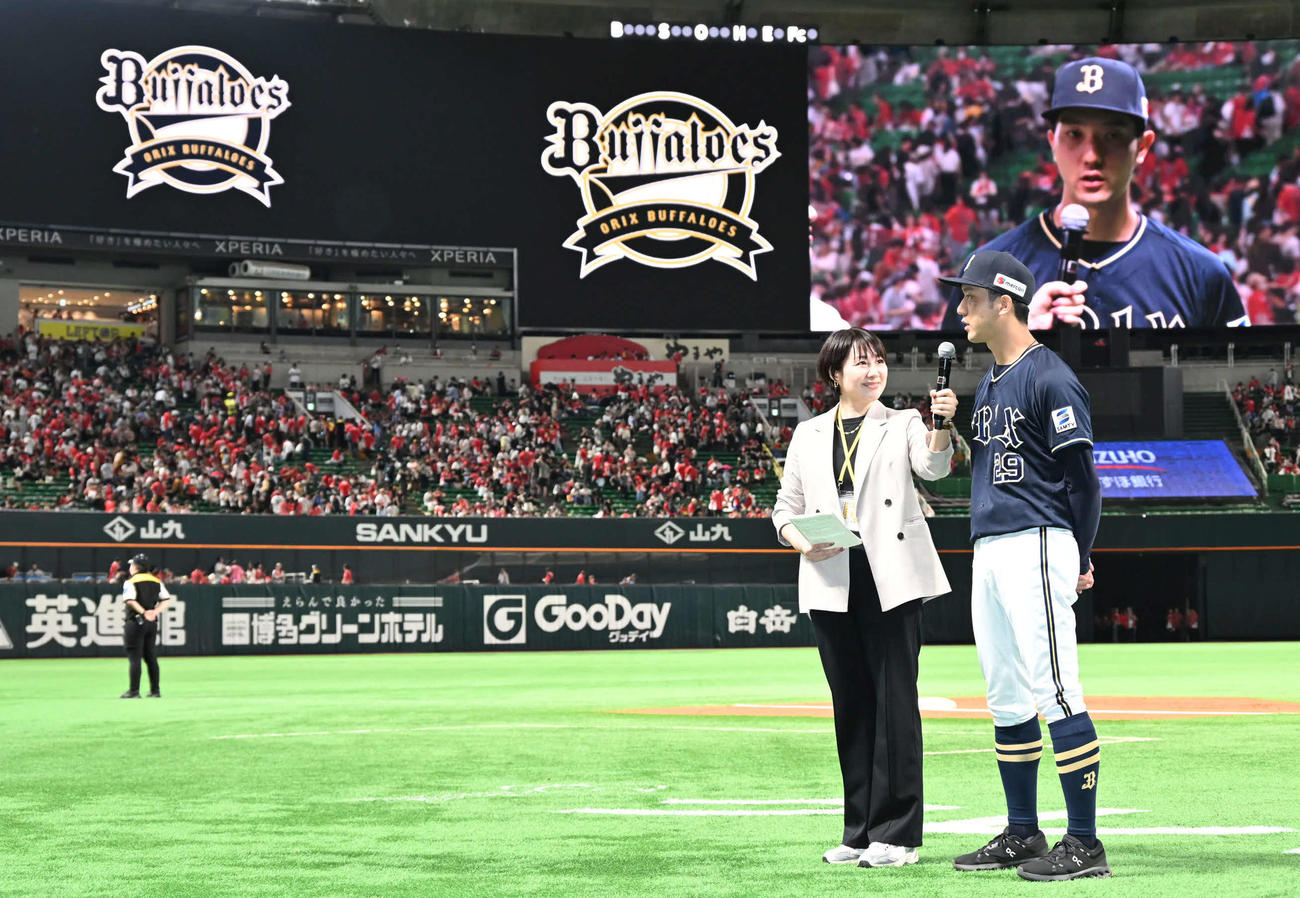 ソフトバンク対オリックス　ヒーローインタビューに応じる田嶋（右）（撮影・林敢治）
