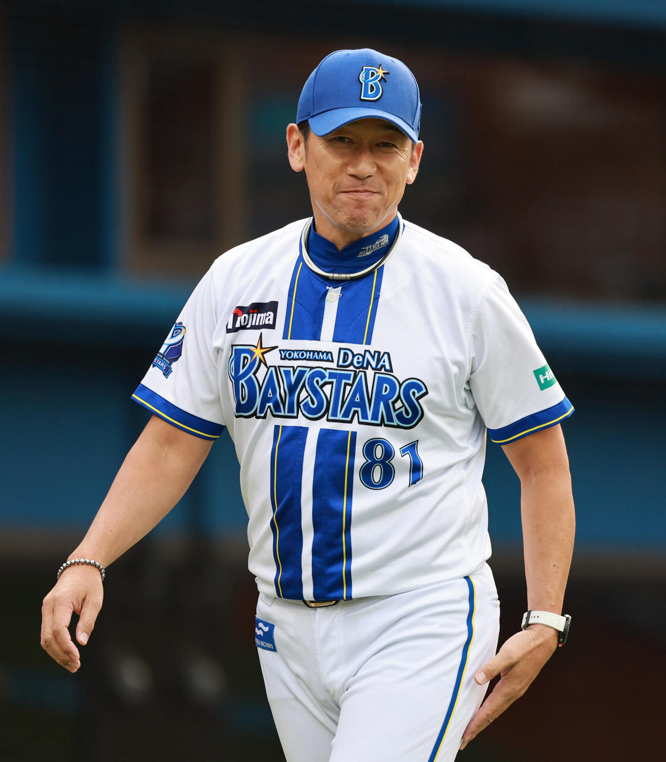 DeNA対阪神　選手交代を告げベンチに戻るDeNA三浦監督（撮影・野上伸悟）