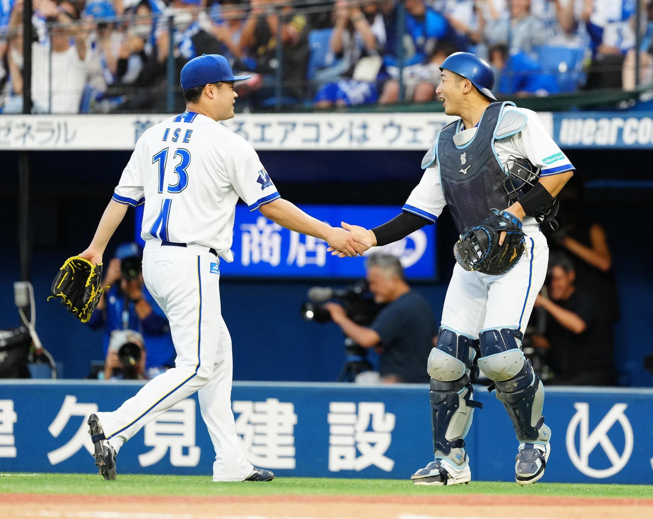 DeNA対阪神　10回表終了後、タッチを交わすDeNA4番手の伊勢（左）と捕手山本（撮影・江口和貴）