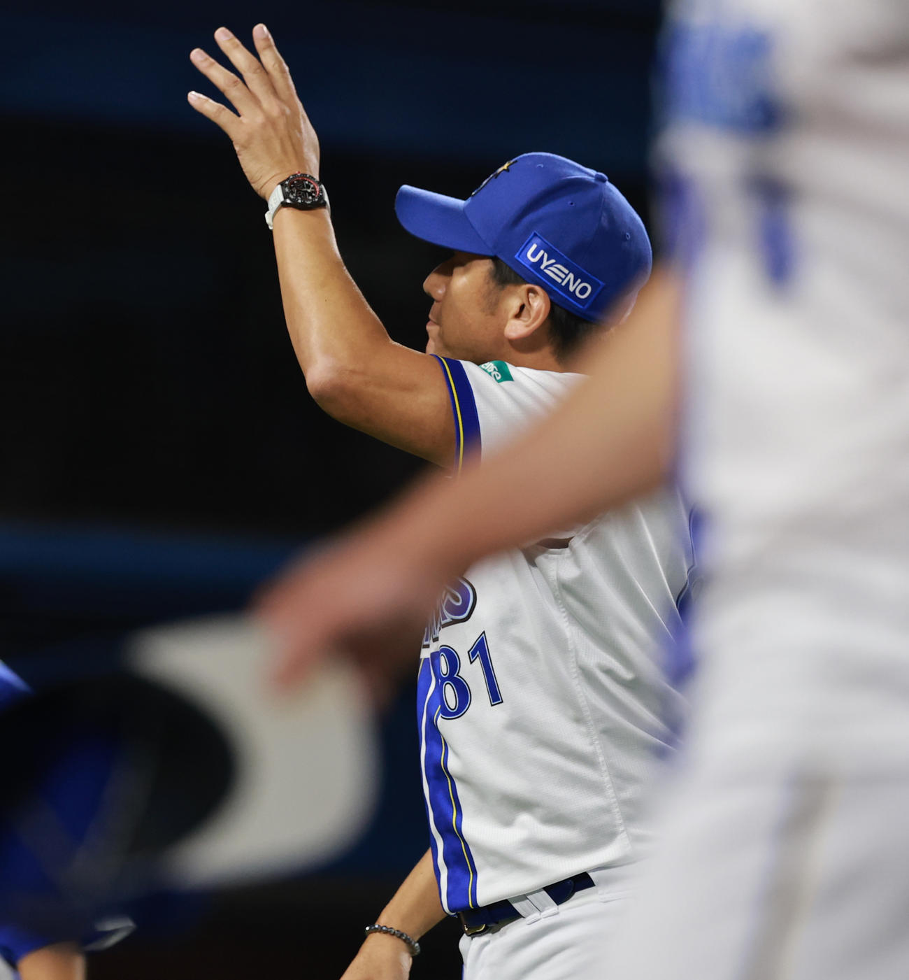 DeNA対阪神　引き分けに終わりファンにあいさつするDeNA三浦監督（撮影・野上伸悟）