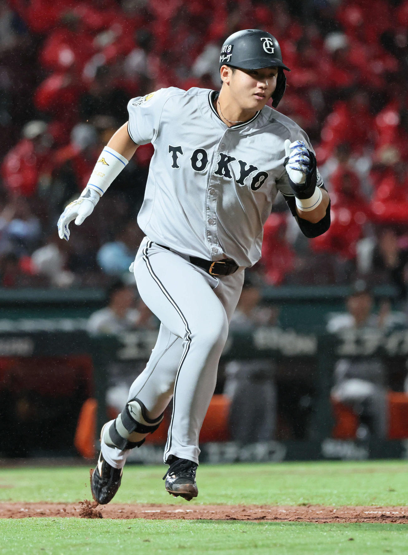 広島対巨人　5回表巨人2死、石塚は中前打を放つ（撮影・加藤孝規）