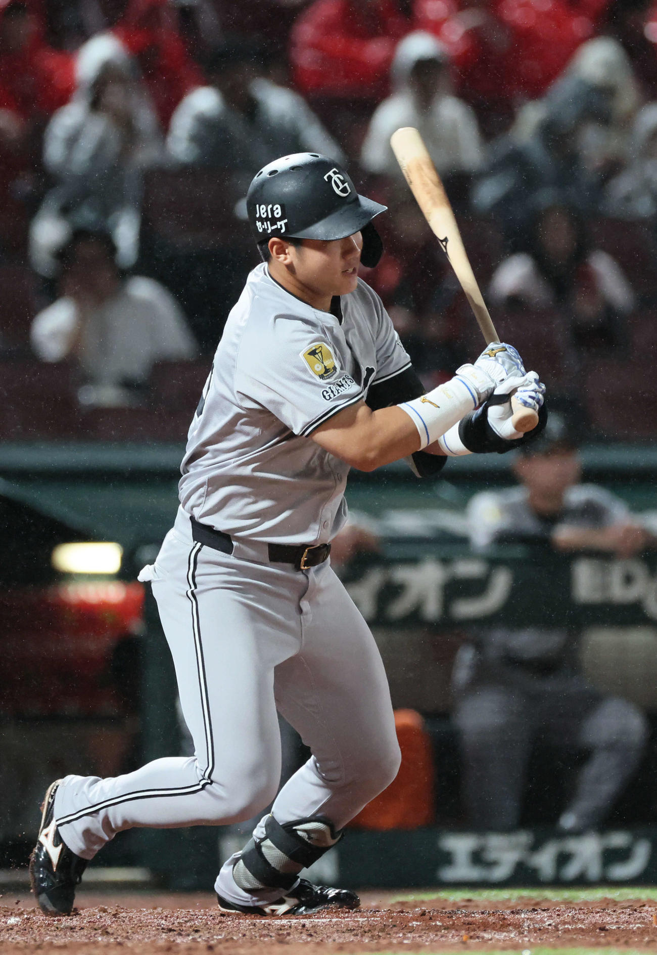広島対巨人　5回表巨人2死、石塚は中前打を放つ（撮影・加藤孝規）