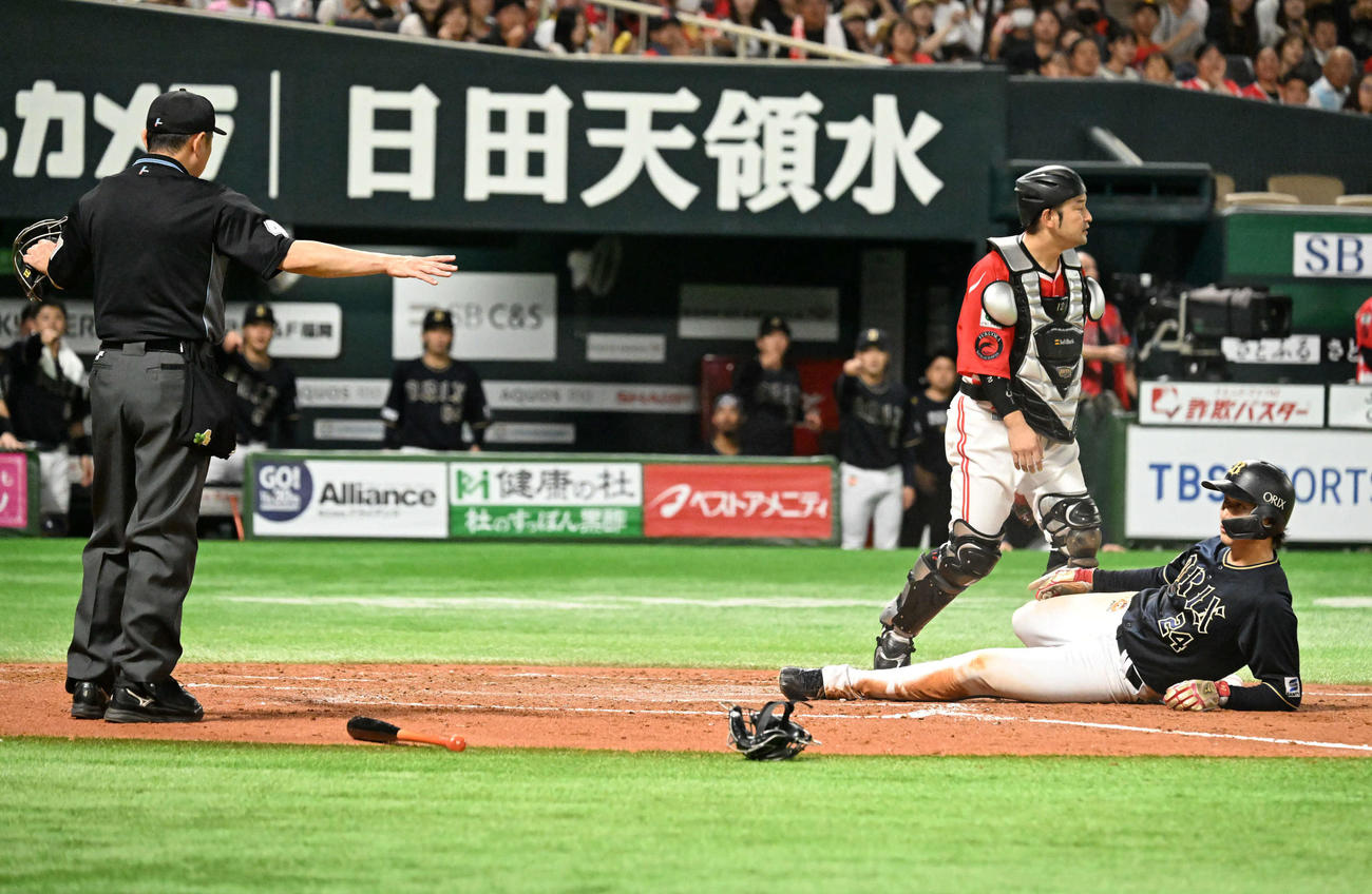 ソフトバンク対オリックス　3回表オリックス2死一、二塁、太田の先制適時打で生還する紅林（右）（撮影・林敢治）