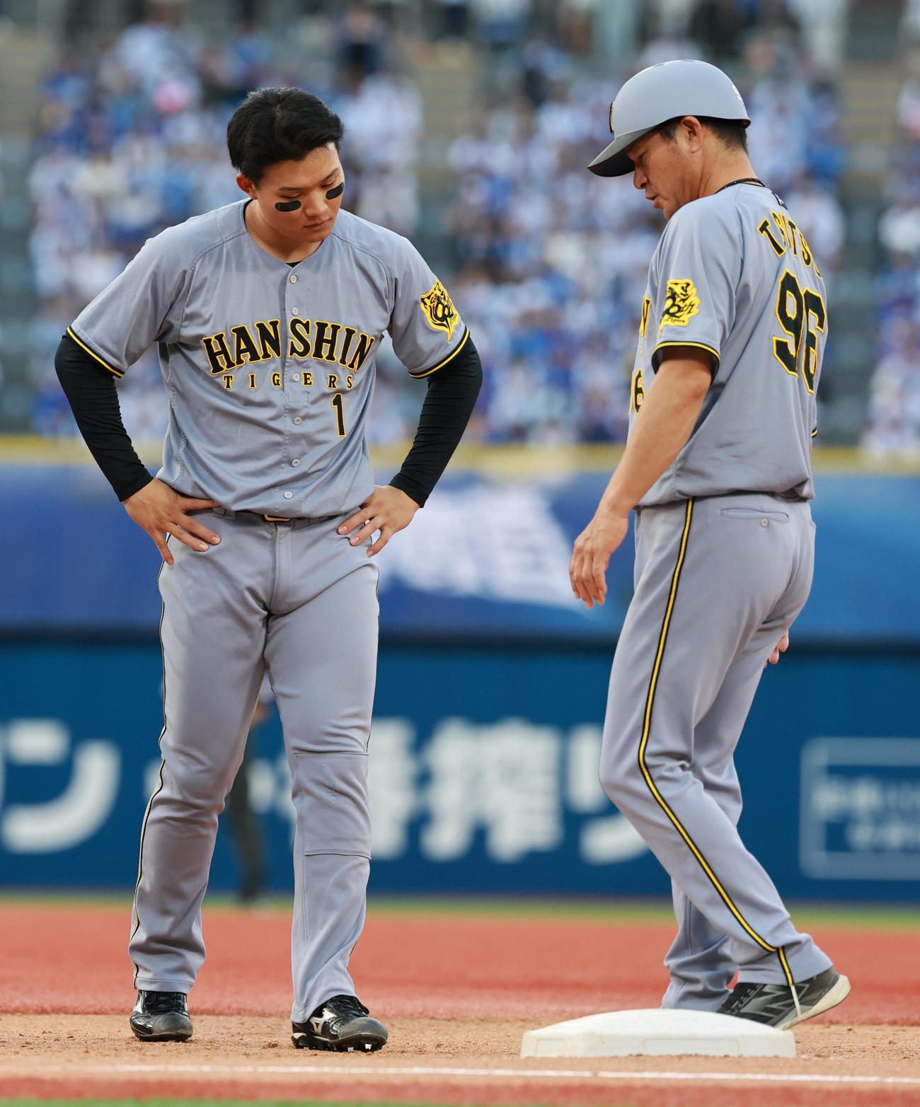 DeNA対阪神　9回表阪神2死、三飛に倒れ浮かない表情の森下（撮影・野上伸悟）