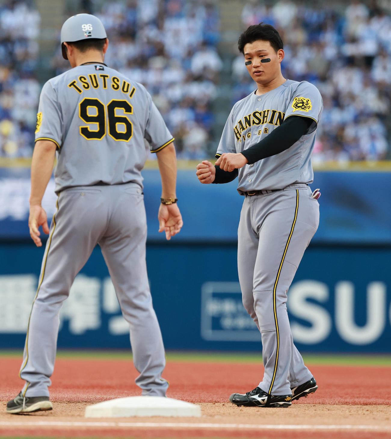 DeNA対阪神　9回表阪神2死、三飛に倒れスイングを確認する森下（撮影・野上伸悟）
