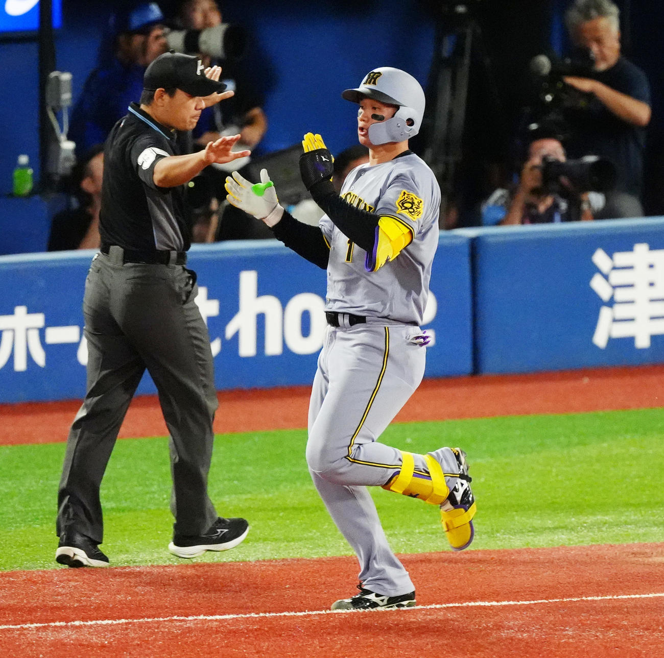 DeNA対阪神　12回表阪神1死二塁、三塁内野安打を放つ森下（撮影・清水貴仁）