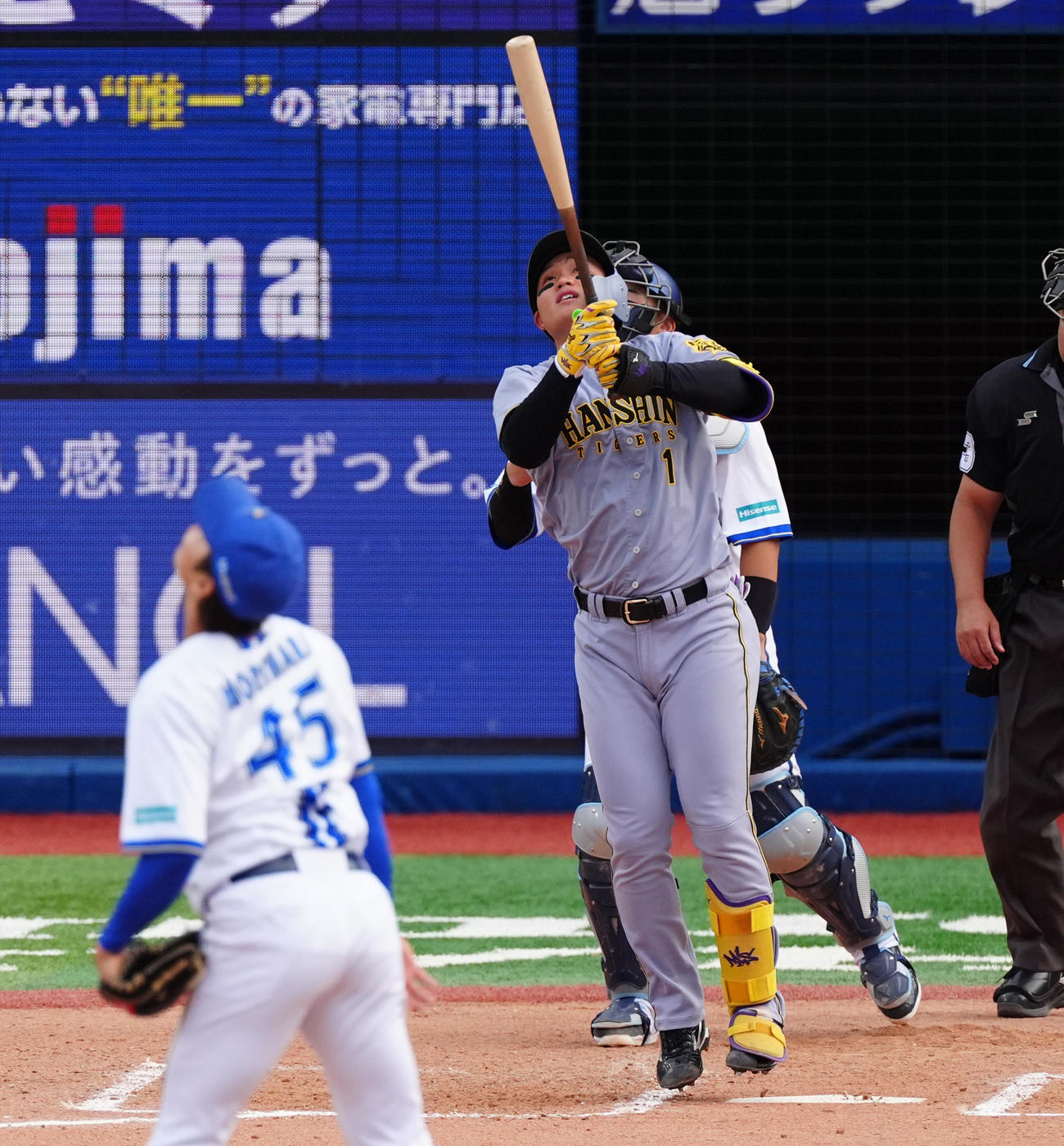 DeNA対阪神　7回表阪神無死、右飛に倒れる代打森下（撮影・清水貴仁）