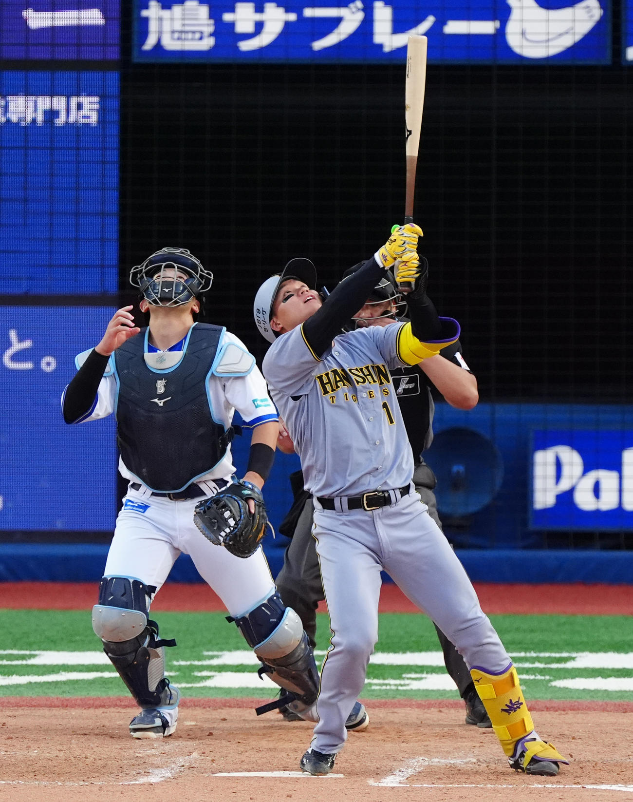 DeNA対阪神　9回表阪神2死、打ち上げ三飛に倒れる森下（撮影・清水貴仁）