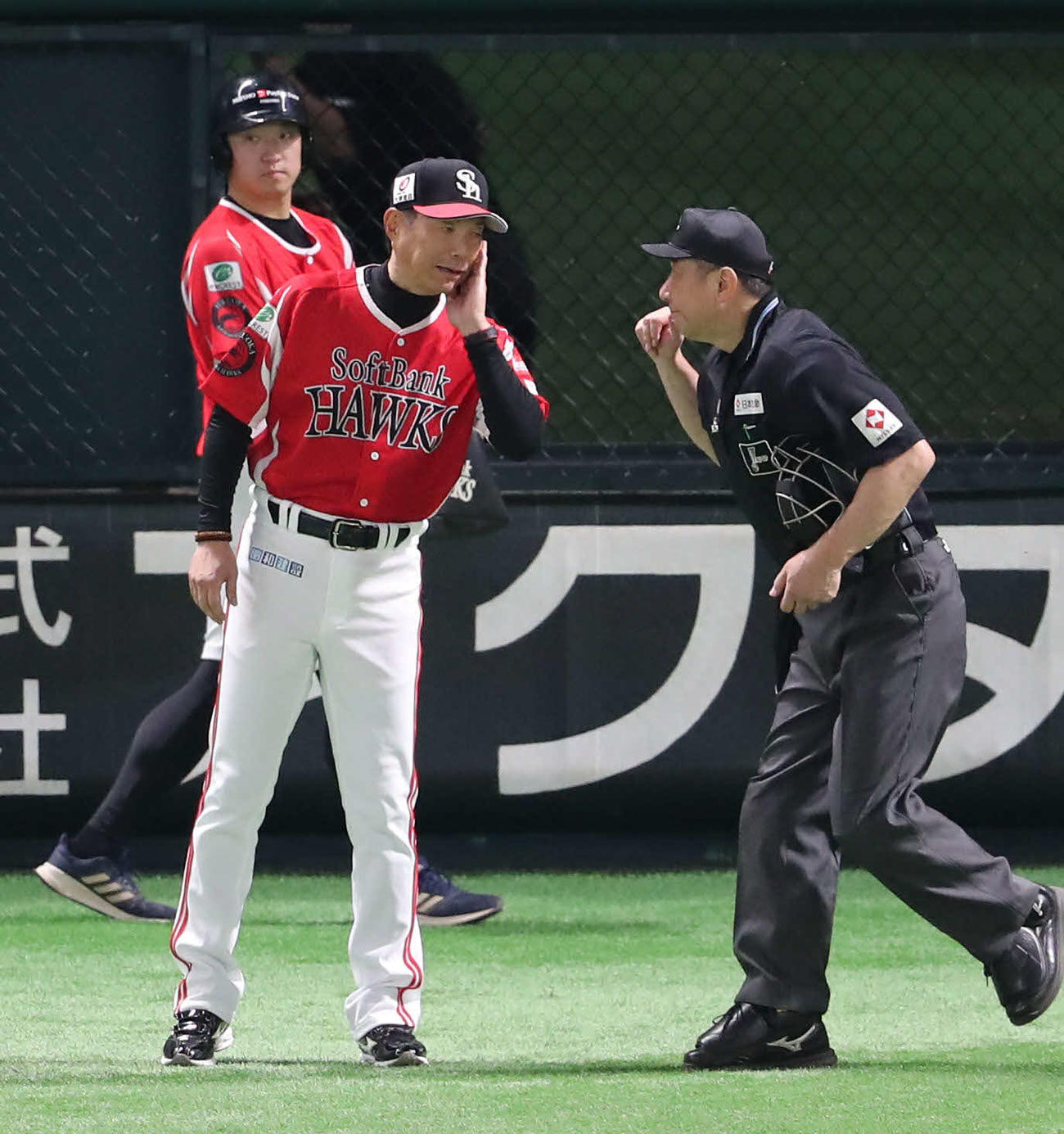 ソフトバンク対オリックス　審判に選手交代を告げるソフトバンク小久保監督（撮影・梅根麻紀）