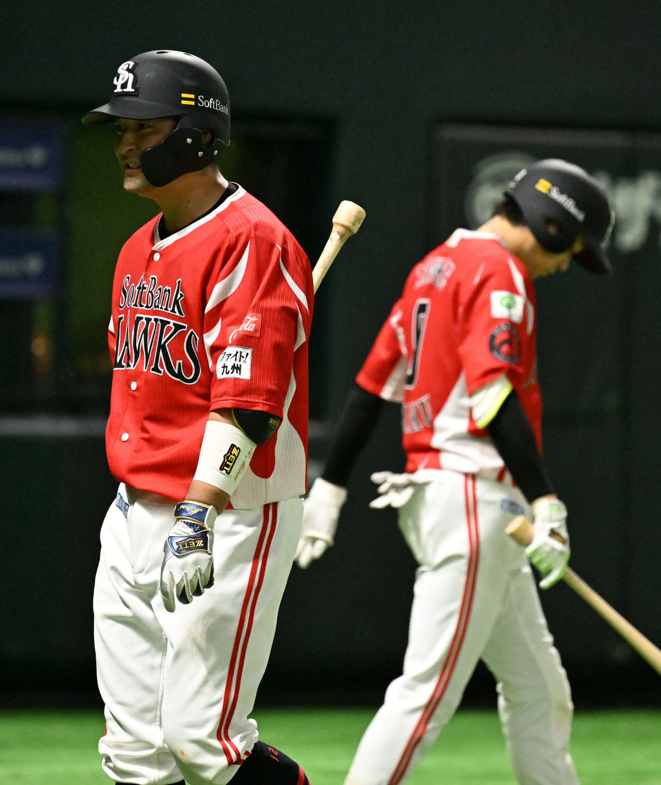 ソフトバンク対オリックス　4回裏ソフトバンク1死一、二塁、ベンチに引き上げる嶺井（左）右は打席に向かう川瀬（撮影・林敢治）