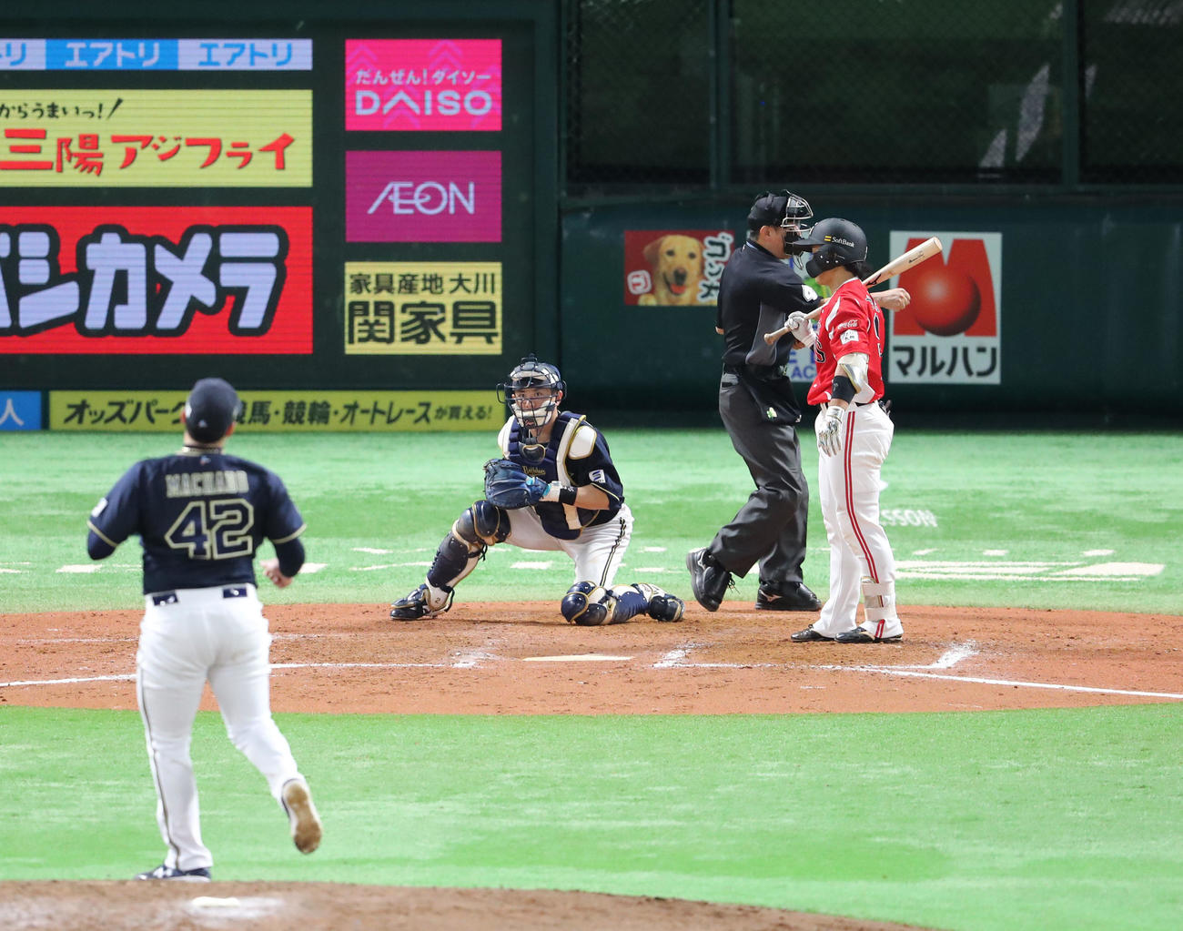 ソフトバンク対オリックス　9回裏ソフトバンク1死、野村は見逃しの三振に終わる（撮影・梅根麻紀）