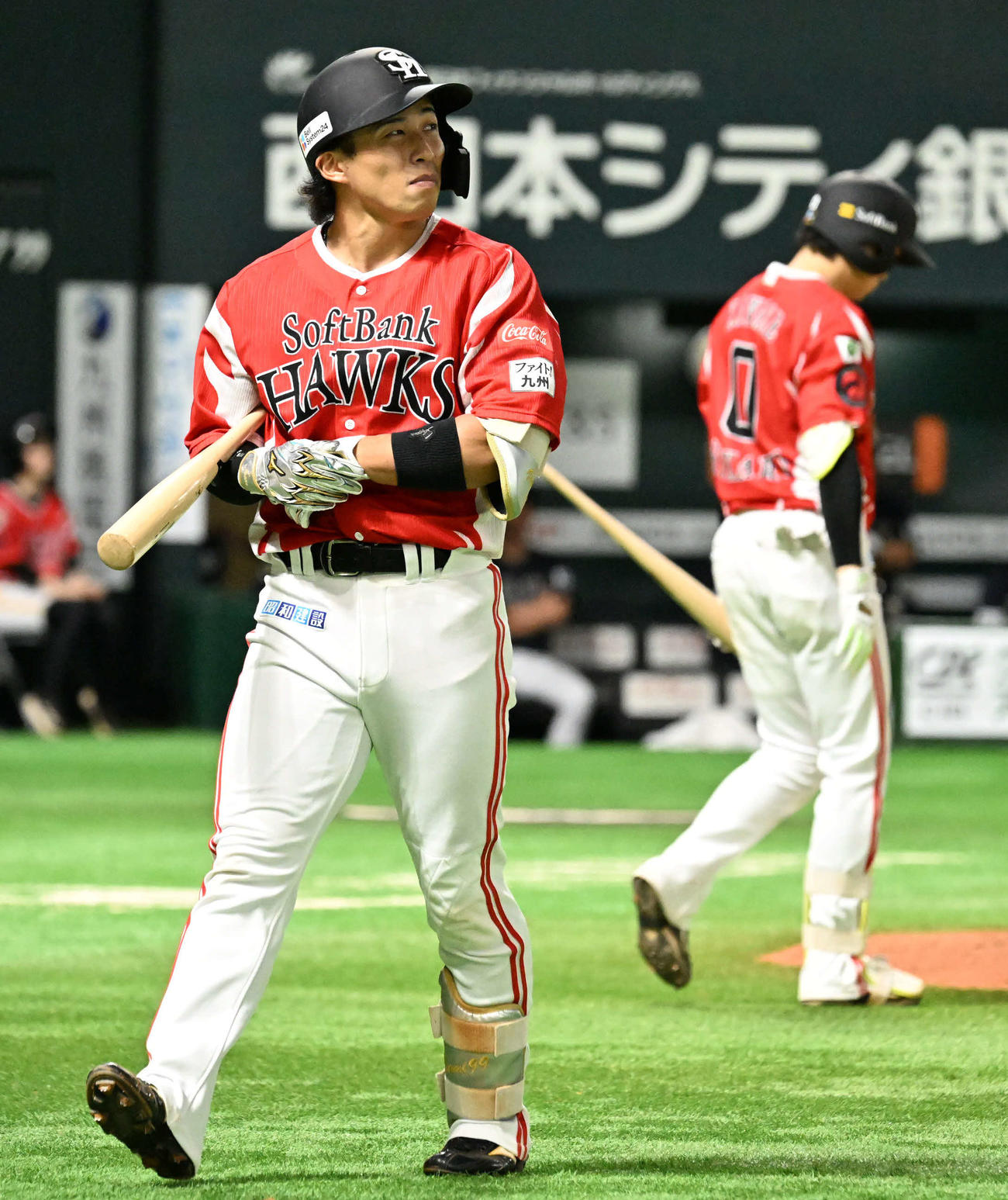 ソフトバンク対オリックス　9回裏ソフトバンク1死、野村（左）は見逃し三振に終わる（撮影・林敢治）
