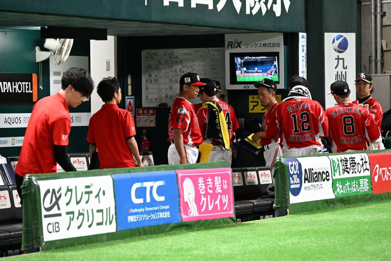 ソフトバンク対オリックス　オリックスに4連敗し引き上げるホークスナイン（撮影・林敢治）