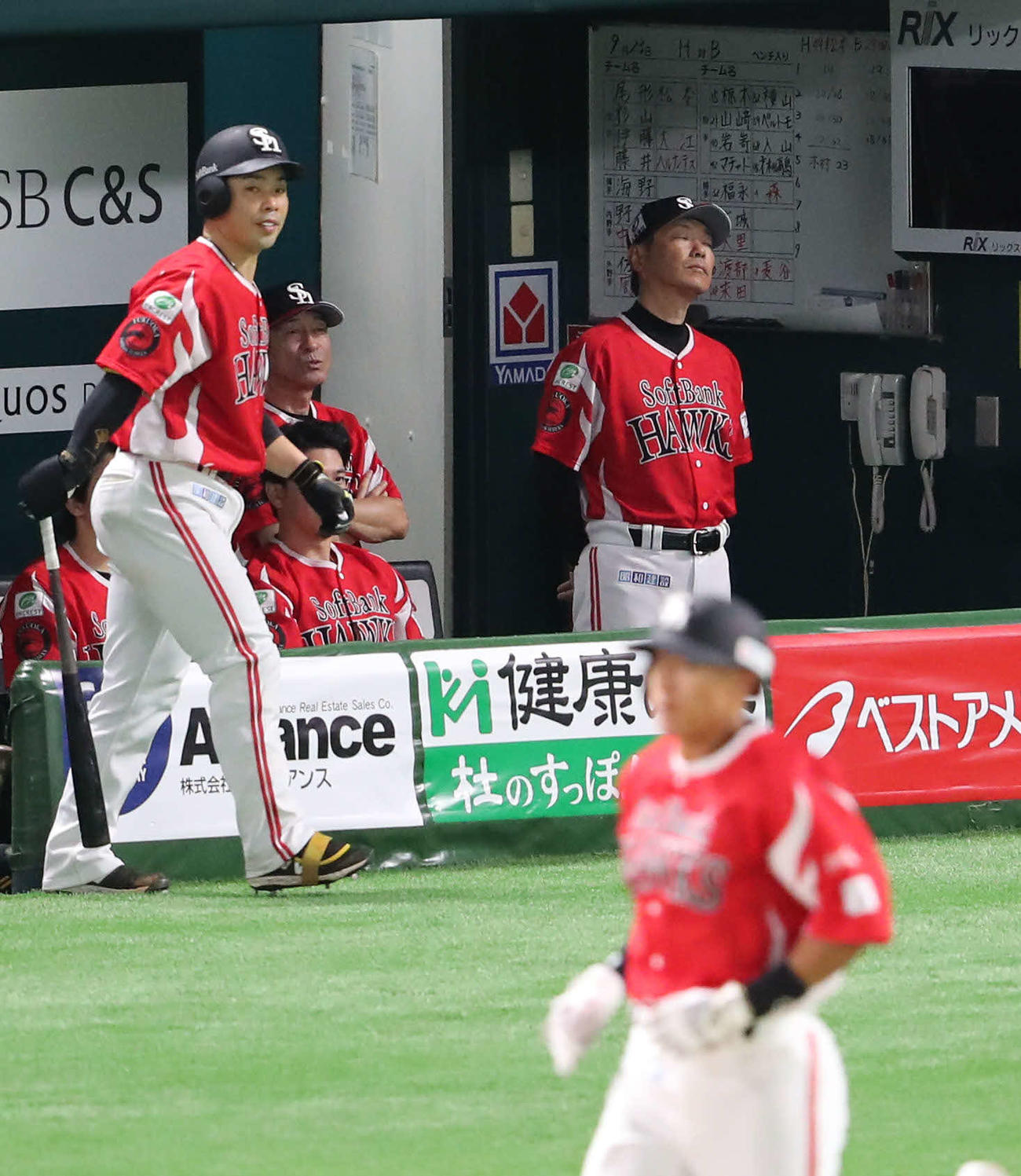 ソフトバンク対オリックス　5回裏ソフトバンク1死、柳田は遊飛に終わる、ベンチで渋い表情の小久保監督（撮影・梅根麻紀）