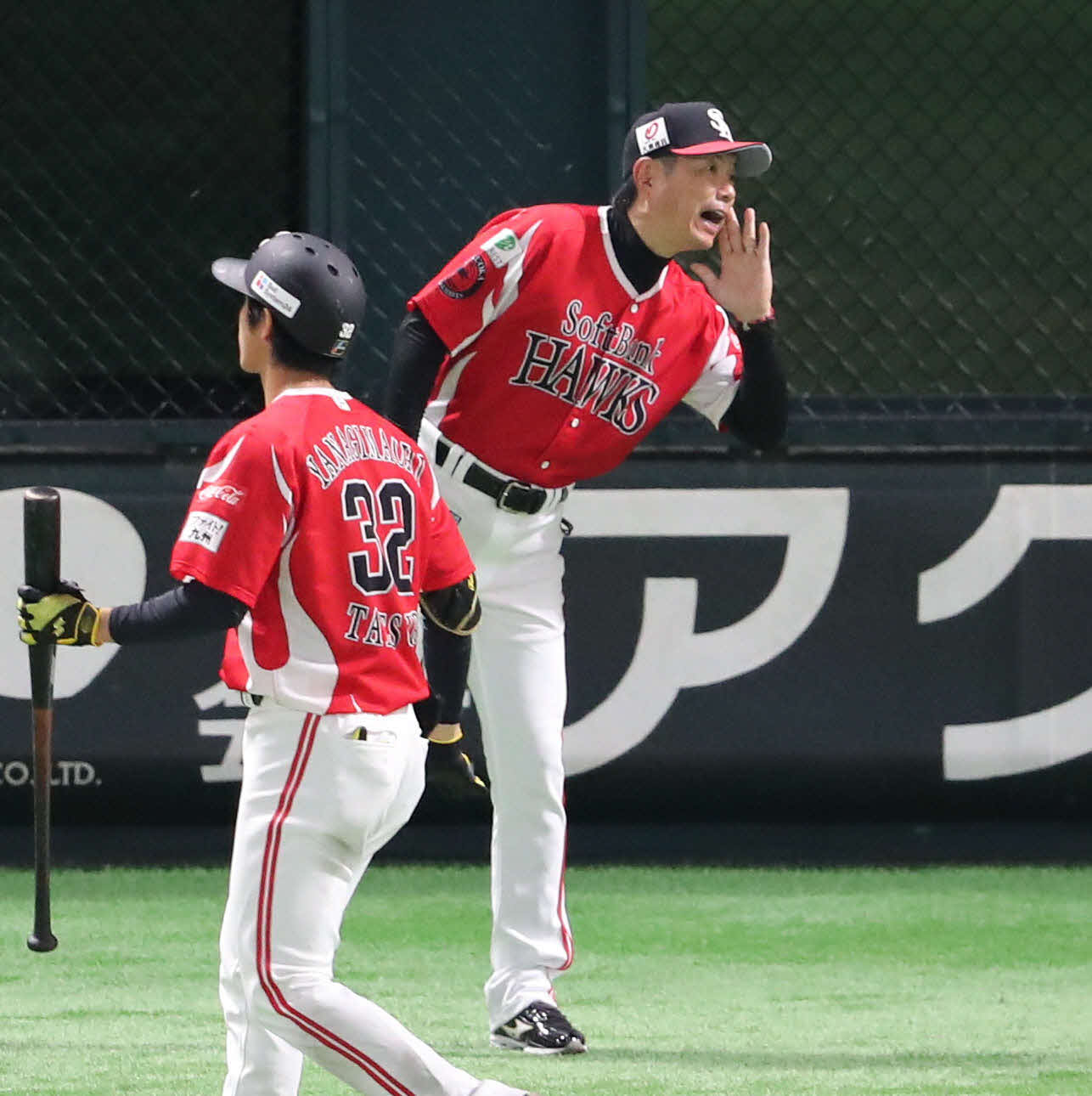 ソフトバンク対オリックス　審判に選手交代を告げるソフトバンク小久保監督、手前は柳町（撮影・梅根麻紀）
