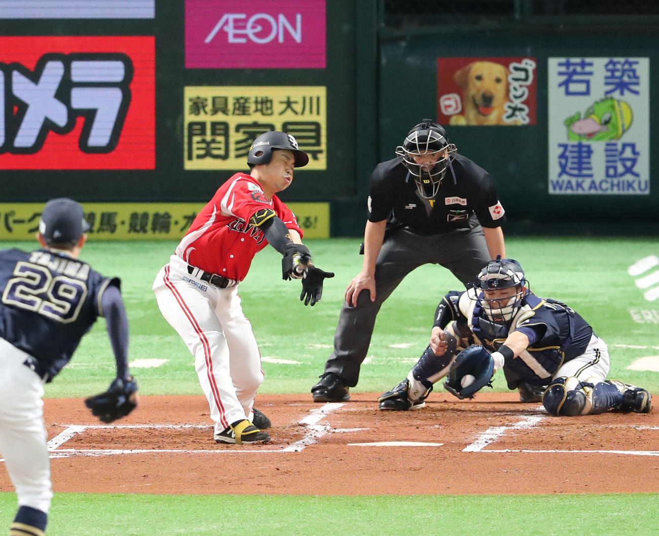 ソフトバンク対オリックス　1回裏ソフトバンク2死三塁、近藤は空振りの三振に終わる（撮影・梅根麻紀）