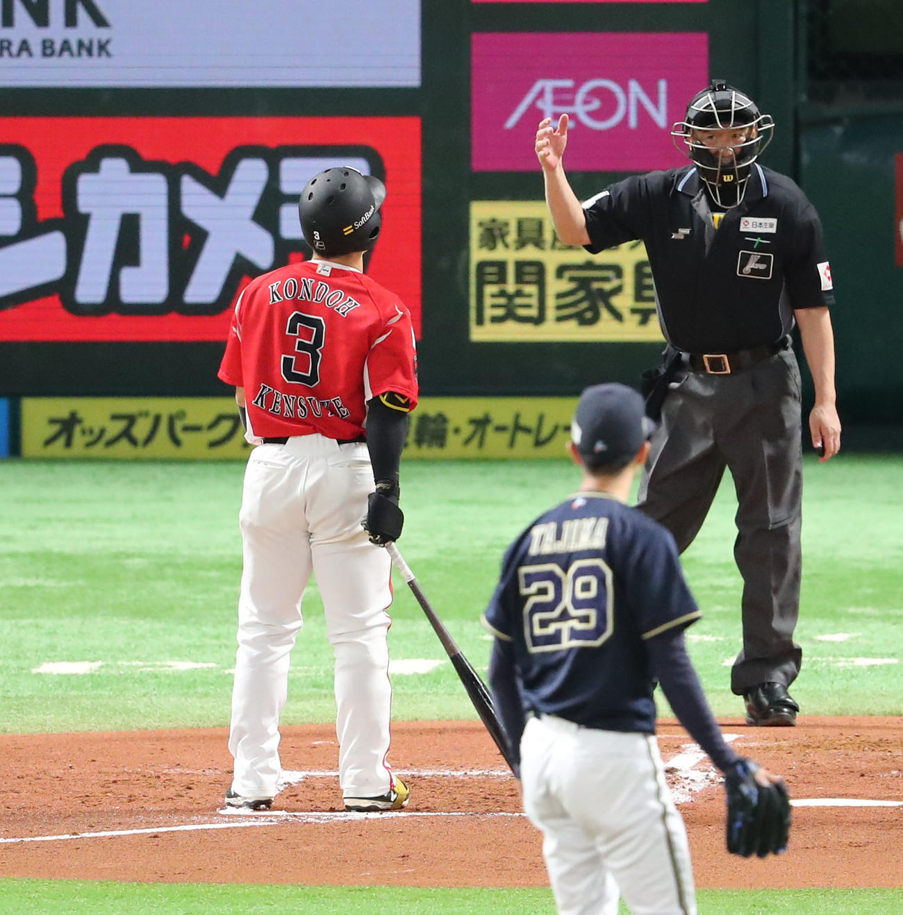 ソフトバンク対オリックス　1回裏ソフトバンク2死三塁、近藤は空振りの三振に終わる（撮影・梅根麻紀）