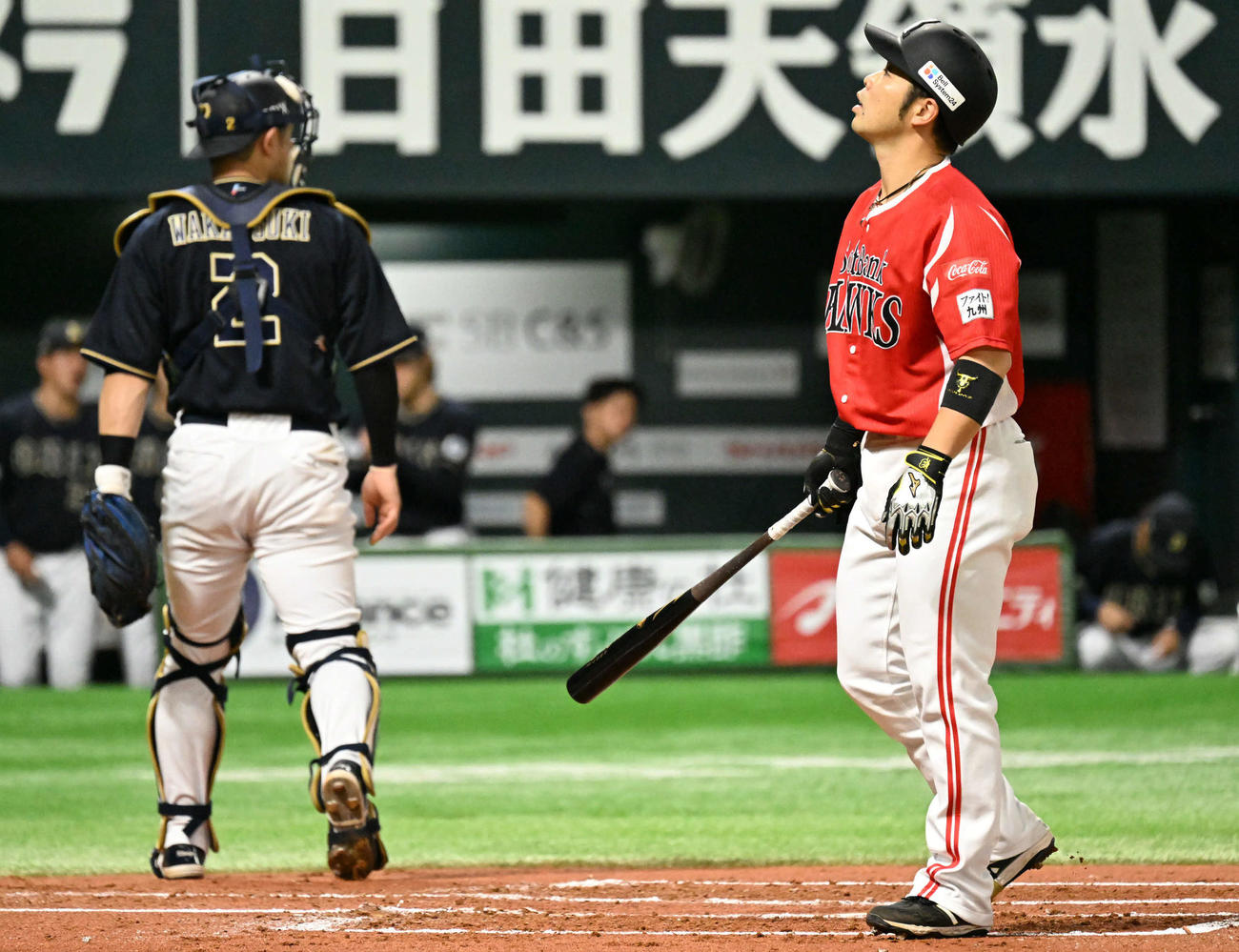 ソフトバンク対オリックス　1回裏ソフトバンク2死三塁、近藤（右）は空振り三振に終わる（撮影・林敢治）