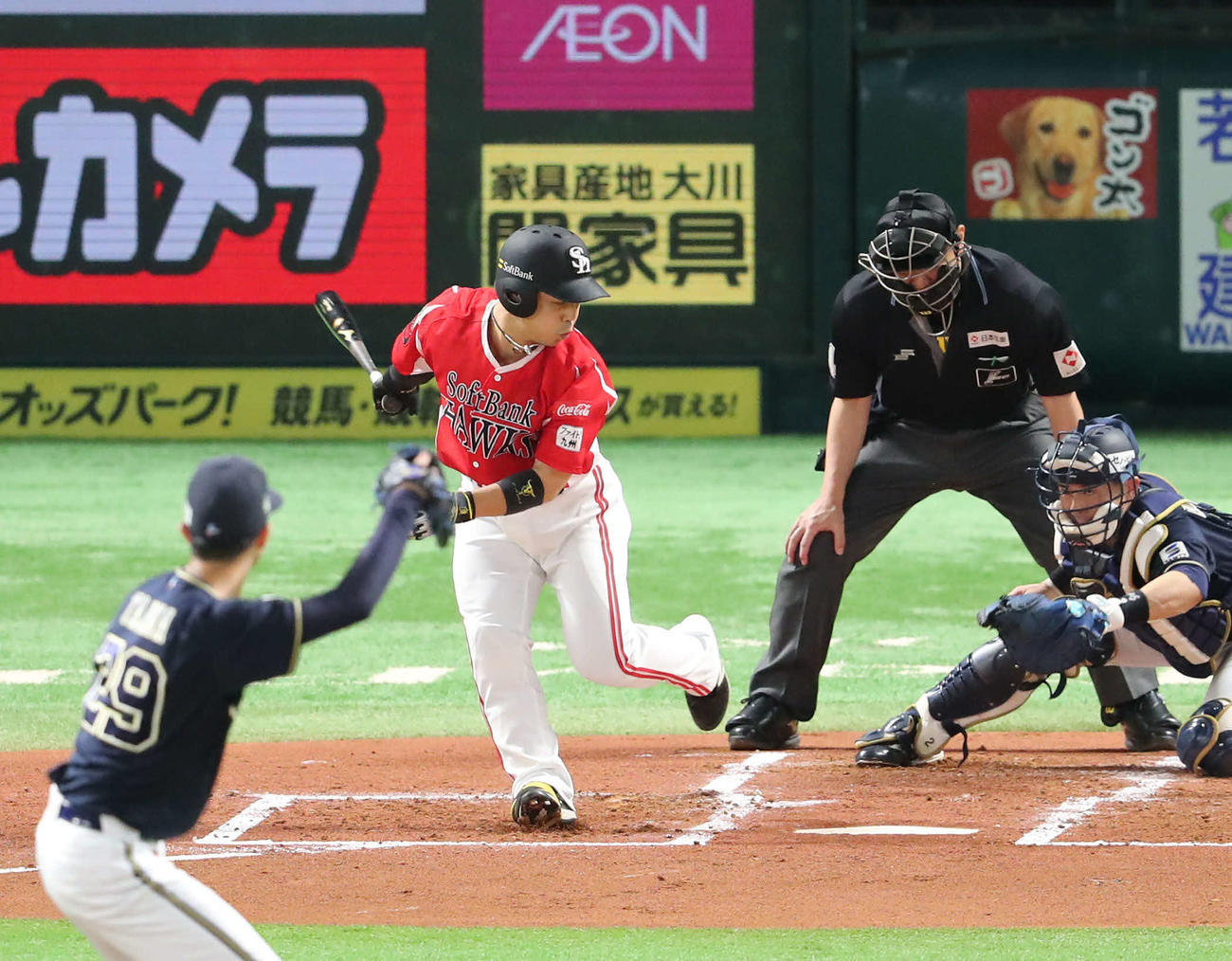 ソフトバンク対オリックス　1回裏ソフトバンク2死三塁、近藤は空振りの三振に終わる（撮影・梅根麻紀）