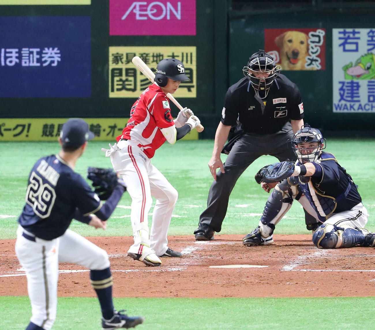 ソフトバンク対オリックス　2回裏ソフトバンク2死一、二塁、川瀬は見逃しの三振に終わる（撮影・梅根麻紀）