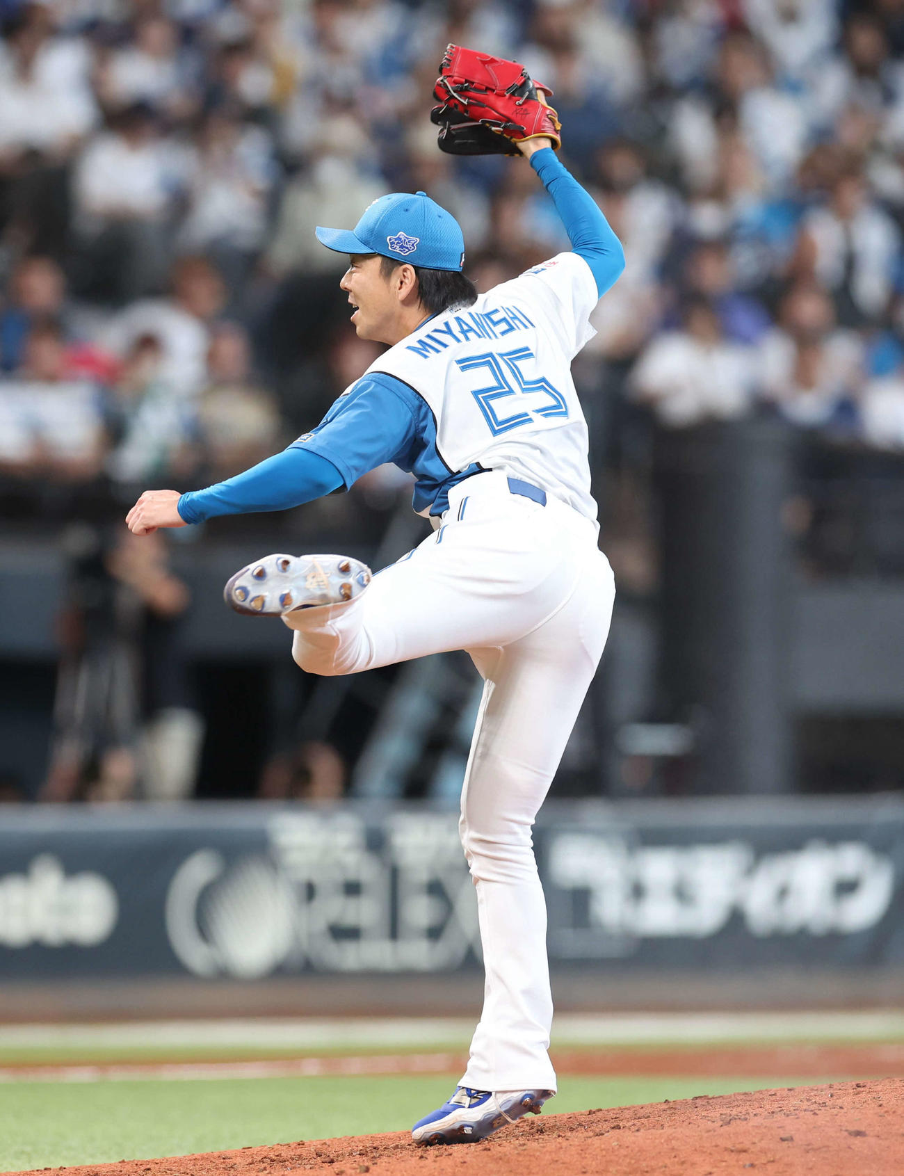 日本ハム対楽天　5回表、900試合登板を達成した宮西（撮影・黒川智章）