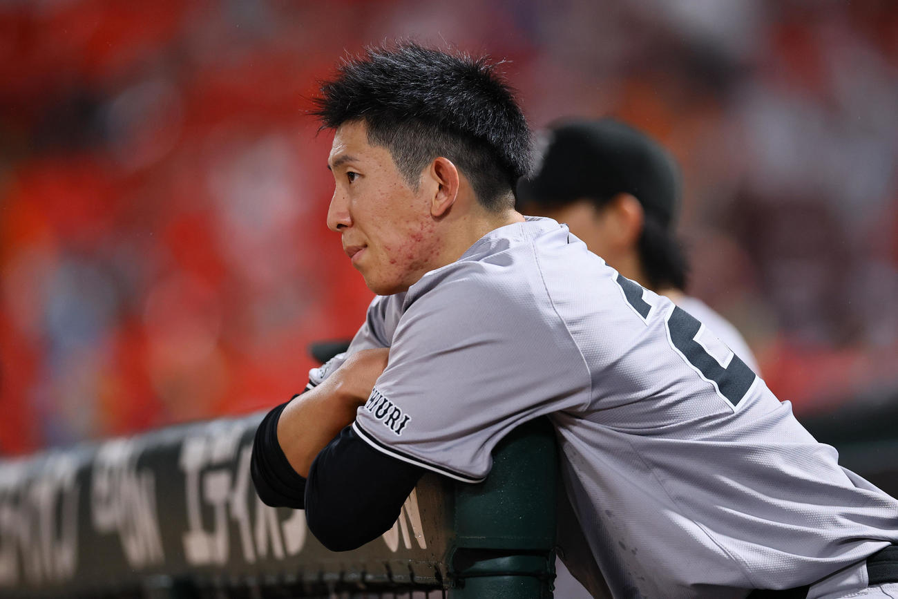 広島対巨人　5回、ベンチから試合を見つめる巨人戸郷（撮影・藤尾明華）