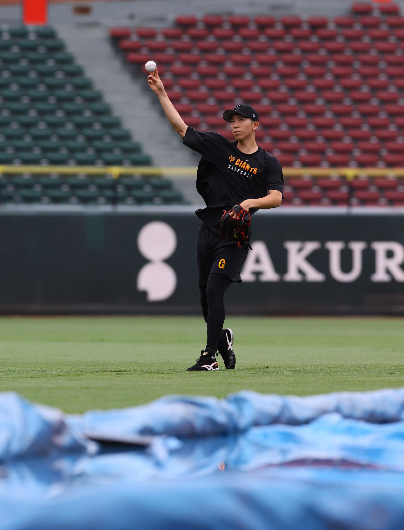 広島対巨人　キャッチボールをする巨人戸郷（撮影・藤尾明華）
