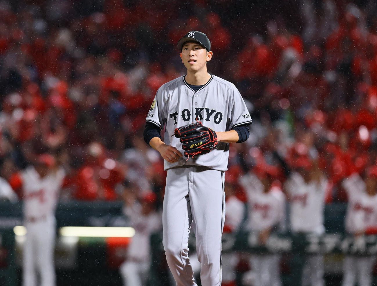 広島対巨人　1回裏広島2死一、二塁、末包に2点適時二塁打を許した戸郷（撮影・藤尾明華）