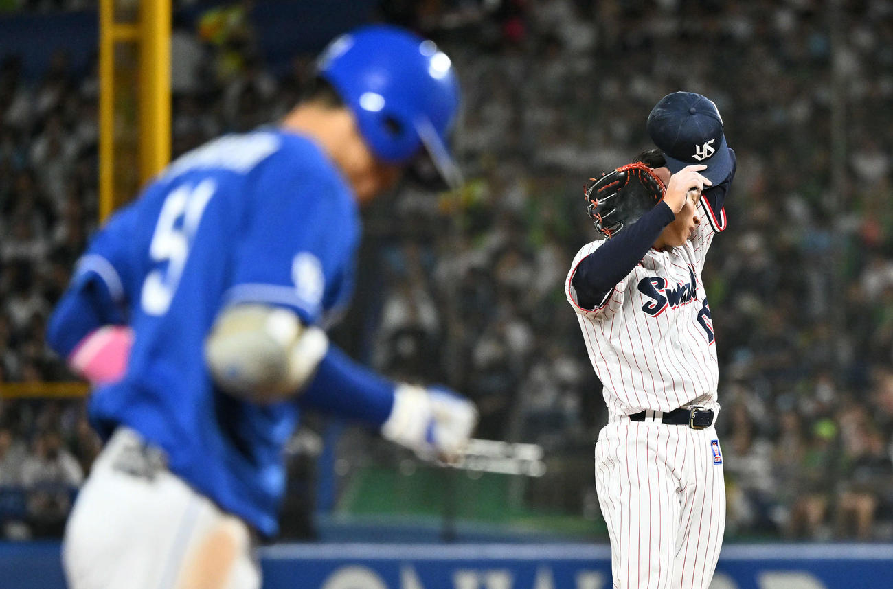 ヤクルト対中日　4回表中日1死一塁、上林（手前）に先制2点本塁打を許す下川（撮影・滝沢徹郎）