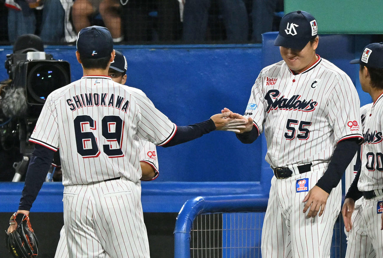 ヤクルト対中日　7回表を投げ終えたヤクルト先発の下川（左）とタッチを交わす村上（撮影・滝沢徹郎）