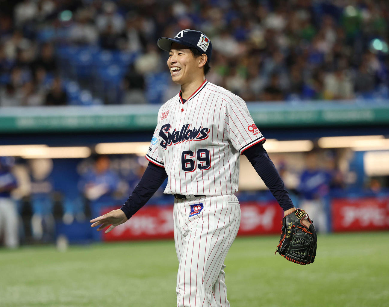 ヤクルト対中日　7回表中日、ピンチをしのぎ笑顔でベンチへ戻るヤクルト下川（撮影・増田悦実）