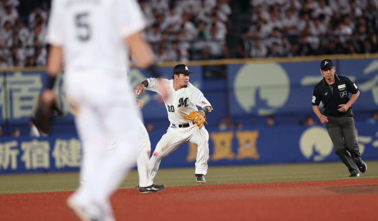 ロッテ対西武　4回表西武1死、山村の二ゴロを処理する池田（撮影・水谷安孝）