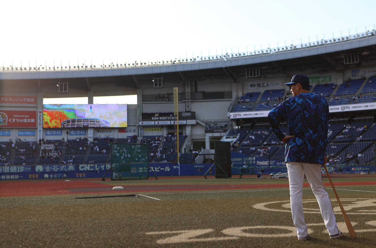 ロッテ対西武　試合前、練習を見守る西武西口監督（撮影・水谷安孝）