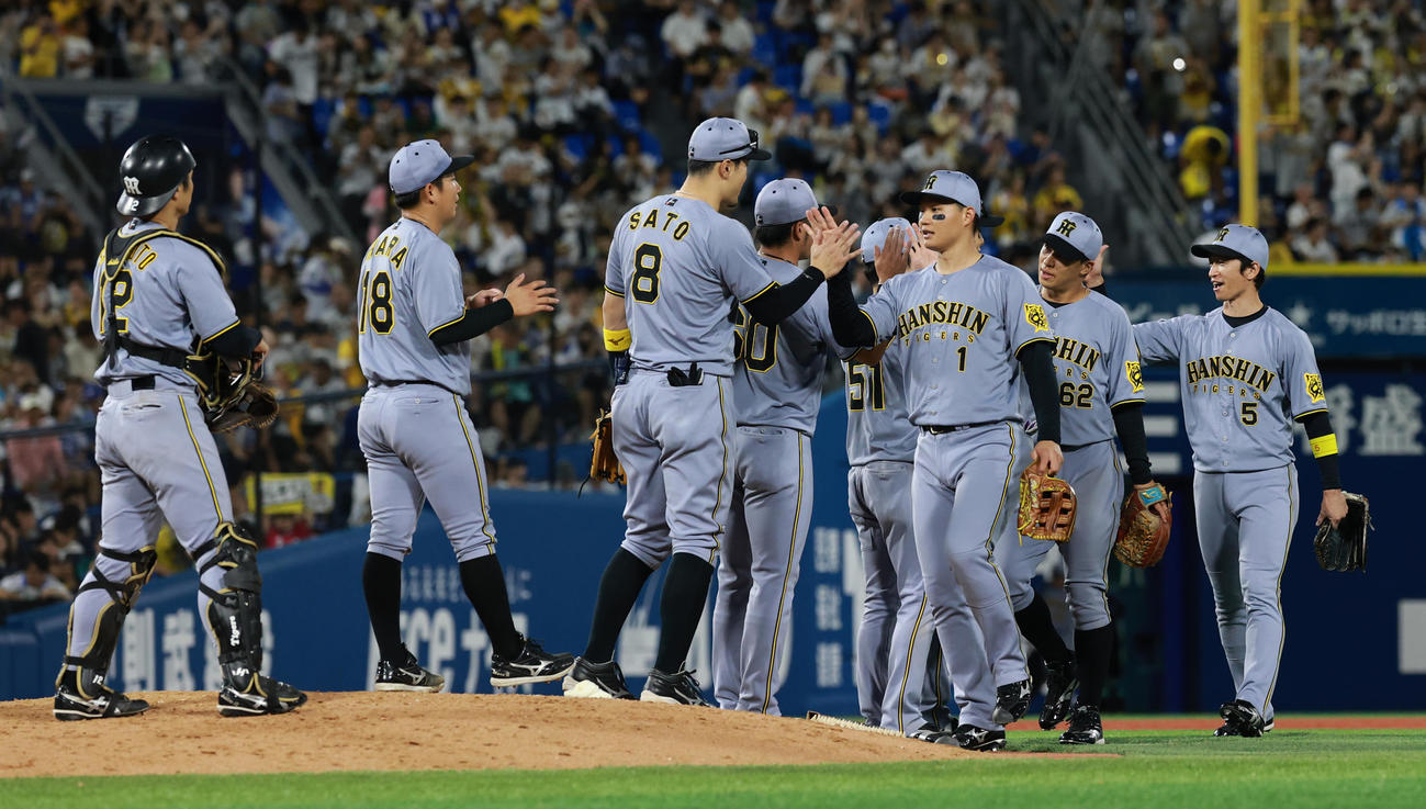 DeNA対阪神　引き分けに終わりハイタッチを交わす阪神ナイン（撮影・野上伸悟）