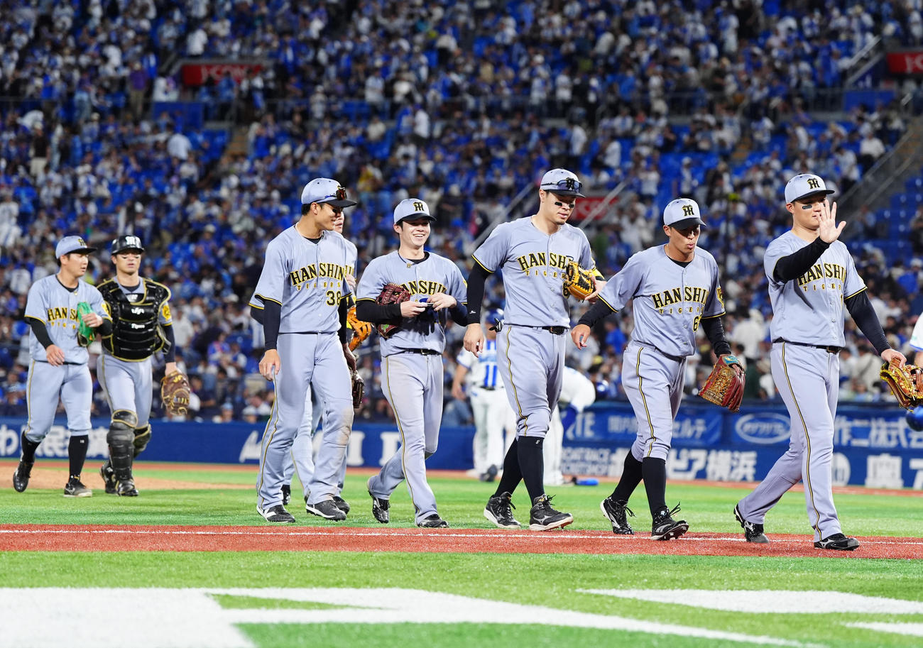 DeNA対阪神　12回裏終了後、引き分けでベンチに引き揚げる阪神の選手たち（撮影・江口和貴）