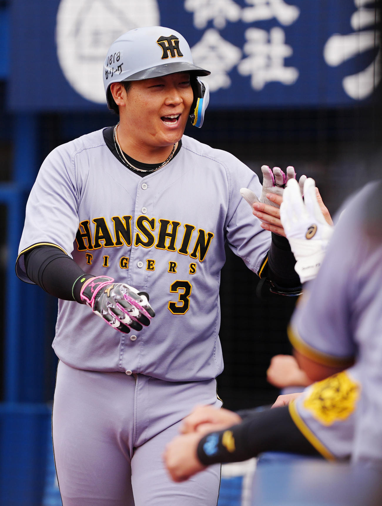 DeNA対阪神　6回表阪神無死、ソロ本塁打を放ちタッチを交わす大山（撮影・江口和貴）