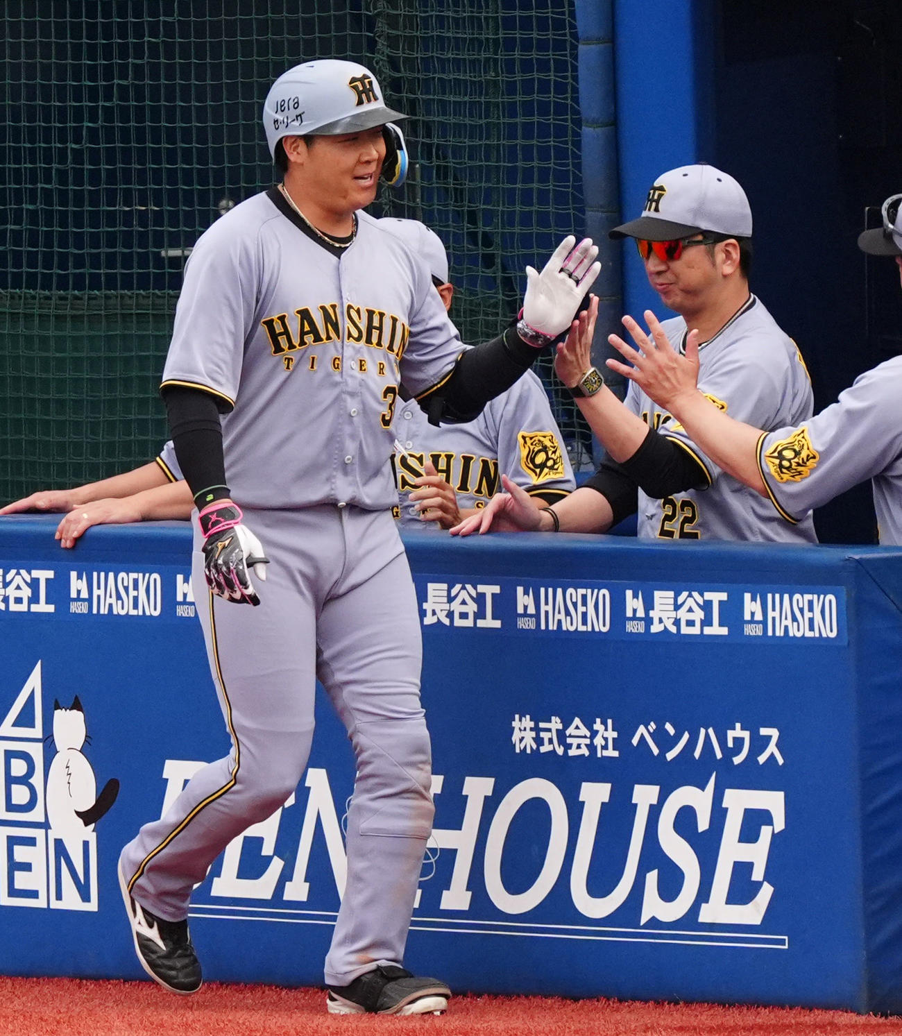 DeNA対阪神　6回表阪神無死、左越えソロ本塁打を放った大山（左）は藤川監督とタッチを交わす（撮影・清水貴仁）