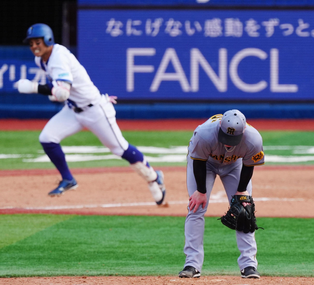 DeNA対阪神　5回裏DeNA2死三塁、桑原に右前適時打を打たれるネルソン（撮影・清水貴仁）
