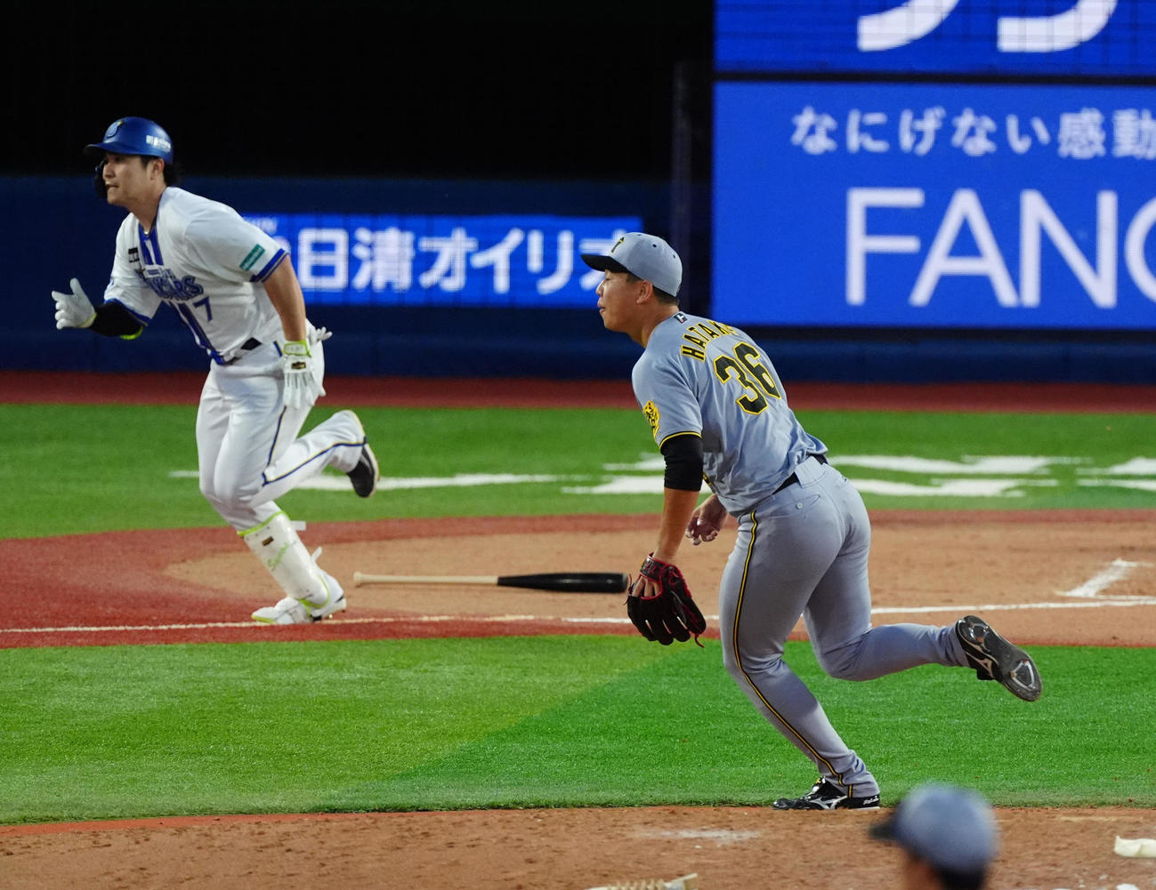 DeNA対阪神　10回裏DeNA2死一、二塁、佐野を一ゴロに打ち取る畠（撮影・清水貴仁）