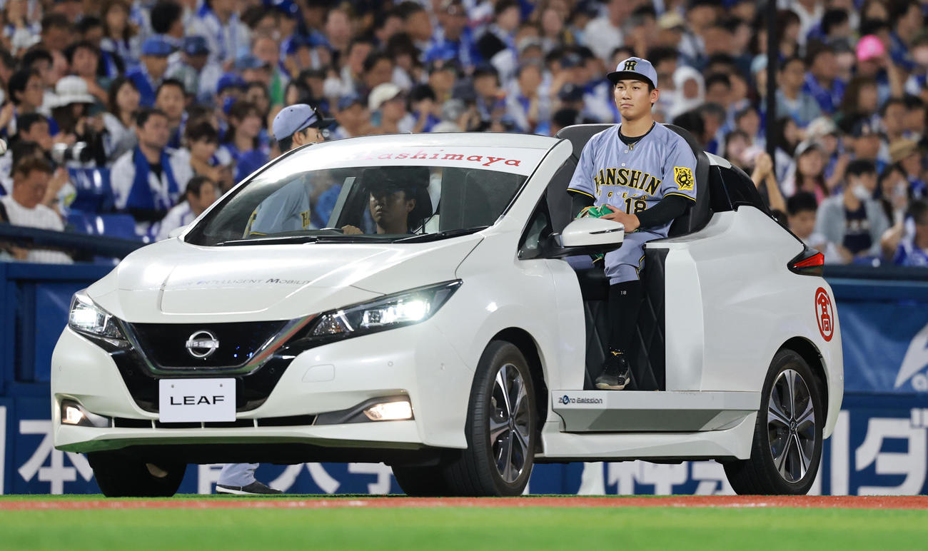 DeNA対阪神　12回裏、リリーフカーで登場する阪神伊原（撮影・野上伸悟）