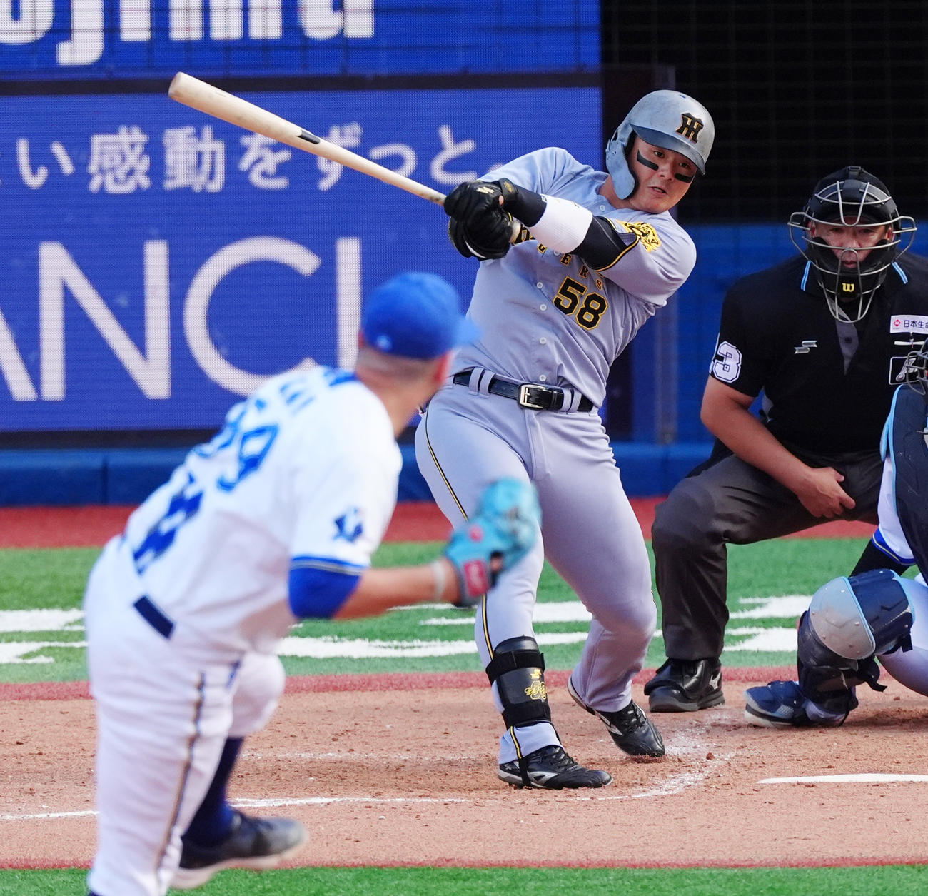 DeNA対阪神　5回表阪神2死満塁、左前に同点適時打を放つ前川（撮影・清水貴仁）