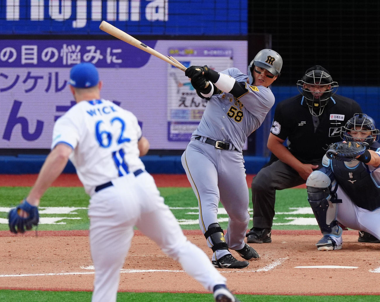 DeNA対阪神　8回表阪神無死、猛打賞となる左前打を放つ前川（撮影・清水貴仁）