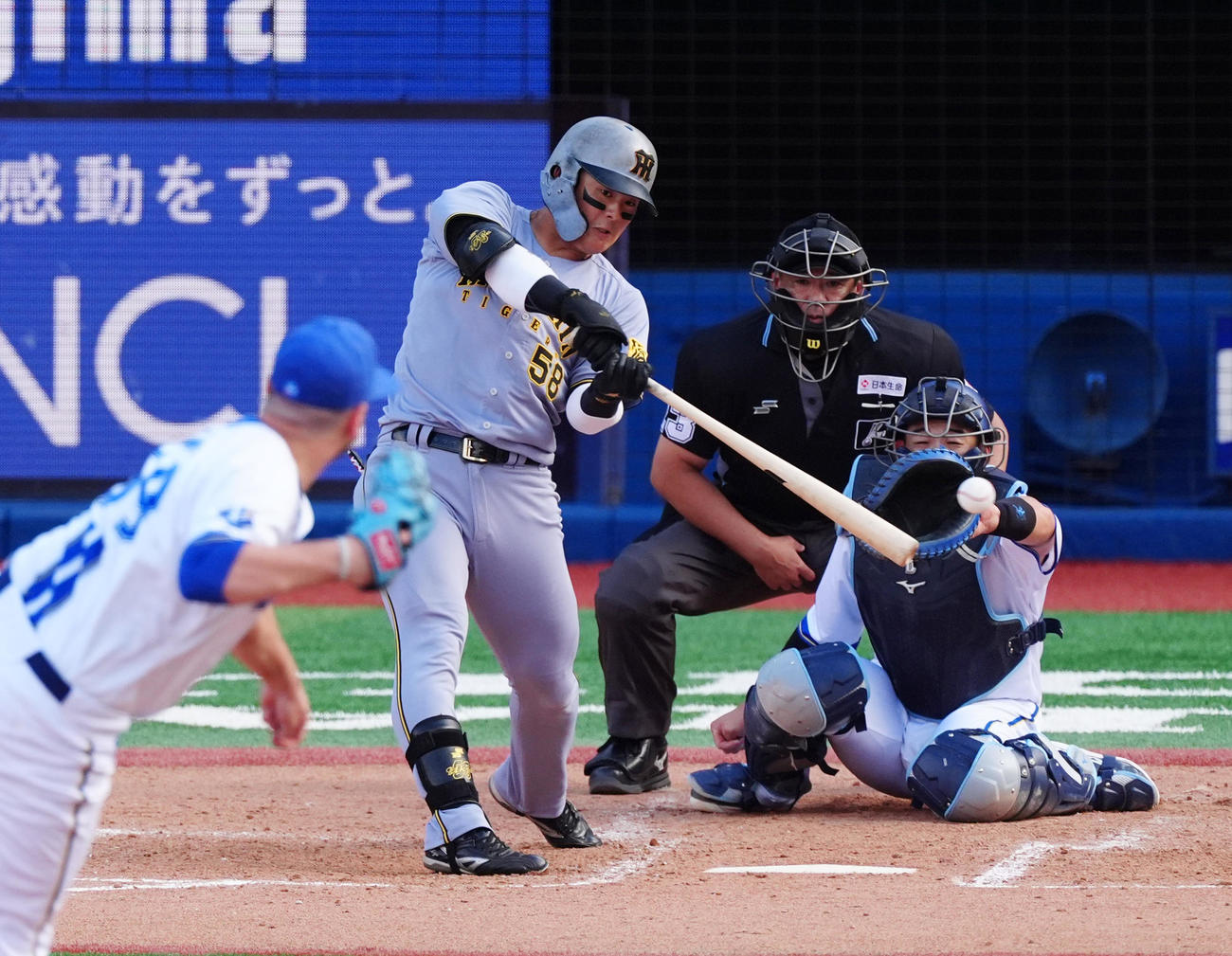 DeNA対阪神　5回表阪神2死満塁、左前に同点適時打を放つ前川（撮影・清水貴仁）