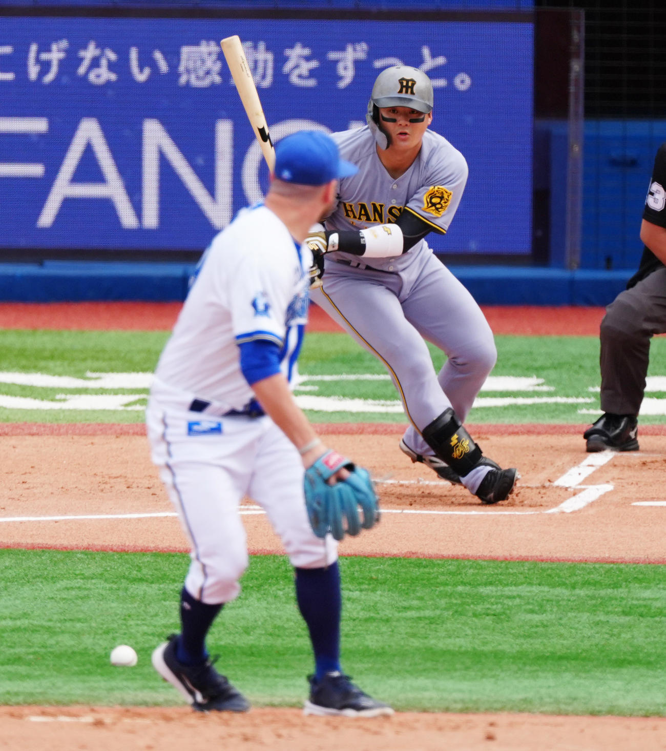 DeNA対阪神　1回表阪神2死、二塁内野安打を放つ前川（撮影・清水貴仁）