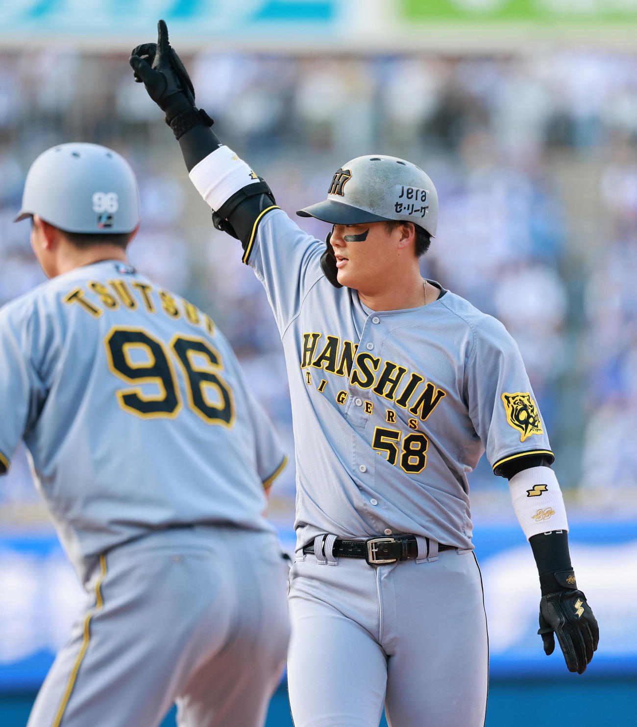 DeNA対阪神　5回表阪神2死満塁、左前適時打を放ち喜ぶ前川（撮影・野上伸悟）